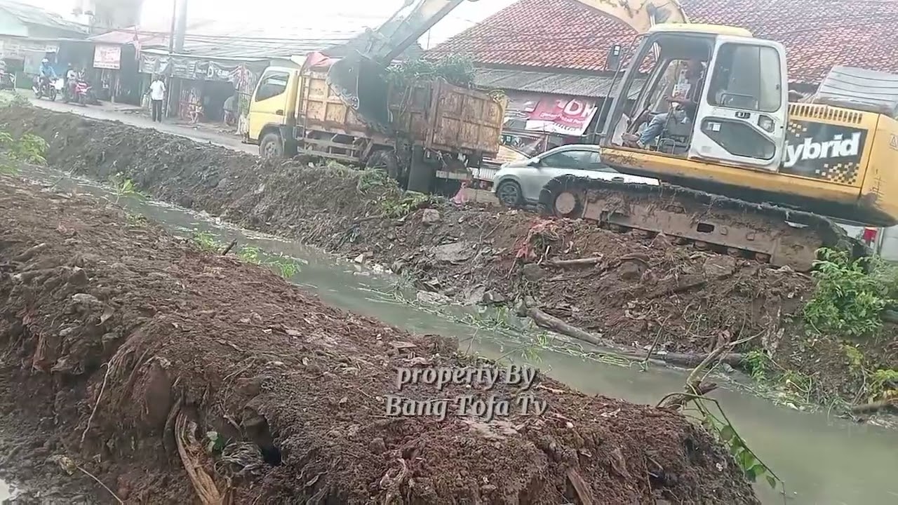 Normalisasi kali baru tambun Selatan Bekasi terus dikebut. Mengerahkan 2 excavator sekaligus
