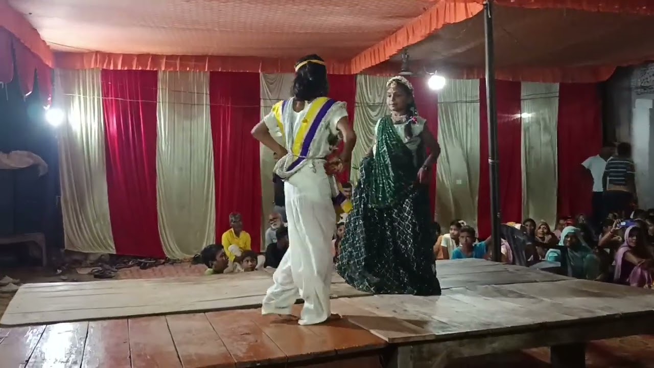राधा red red कजरा लगा के जब तुम आती हो सॉन्ग पर गांव में डांस #dance #up #village #gaon 