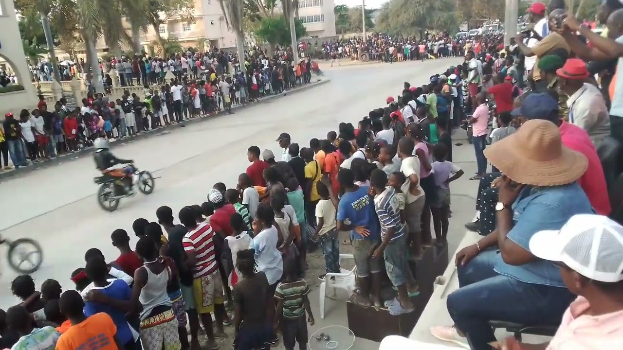 corrida de moto Lingken em Porto Amboim