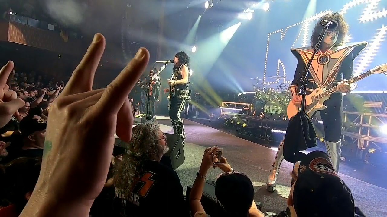 Kiss Kruise 8 indoor concert FIRST show