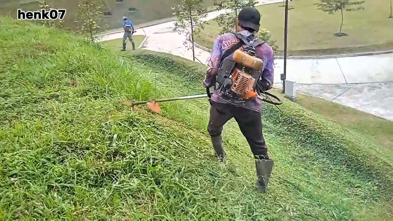 PERAWATAN RUMPUT bermain di atas tebing#pemotonganrumput #mesinpemotongrumput