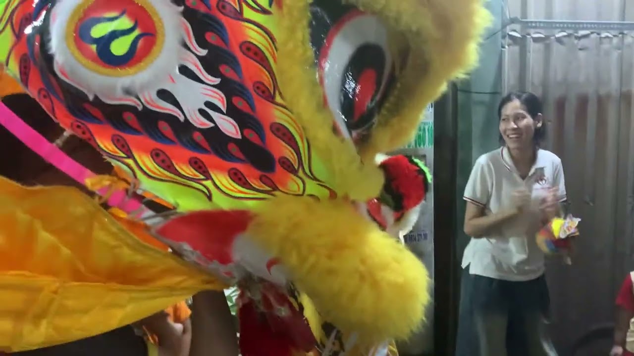 Múa lân vui Trung Thu 2024 trong xóm