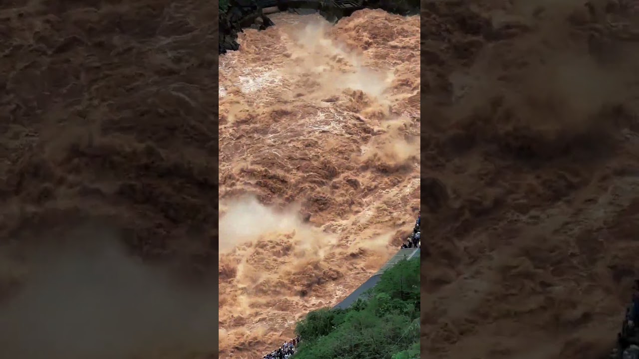 One of the most dangerous rivers in the world, China's #TigerLeapingGorge #chinatravel