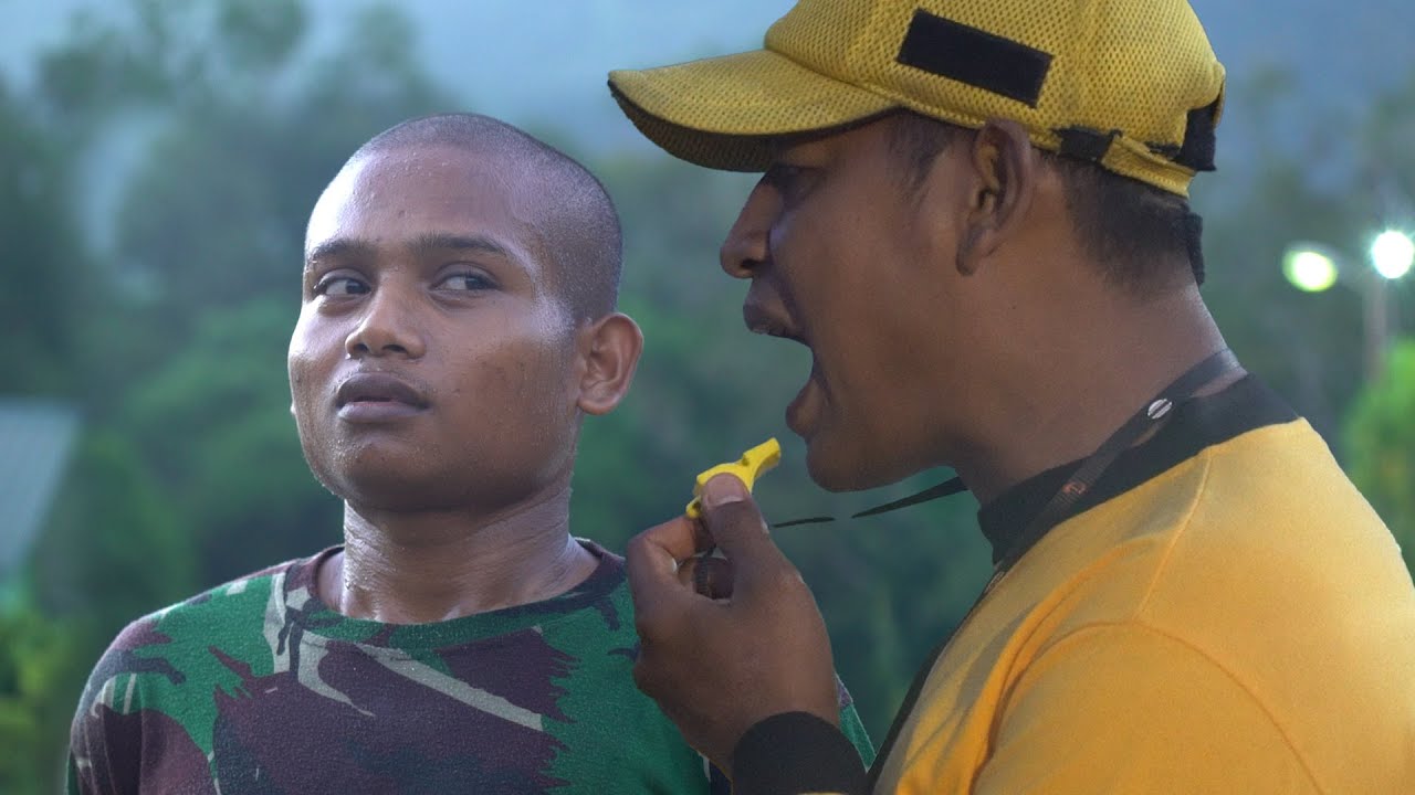 Semua tentara TAKUT dengan si KAOS KUNING ini...