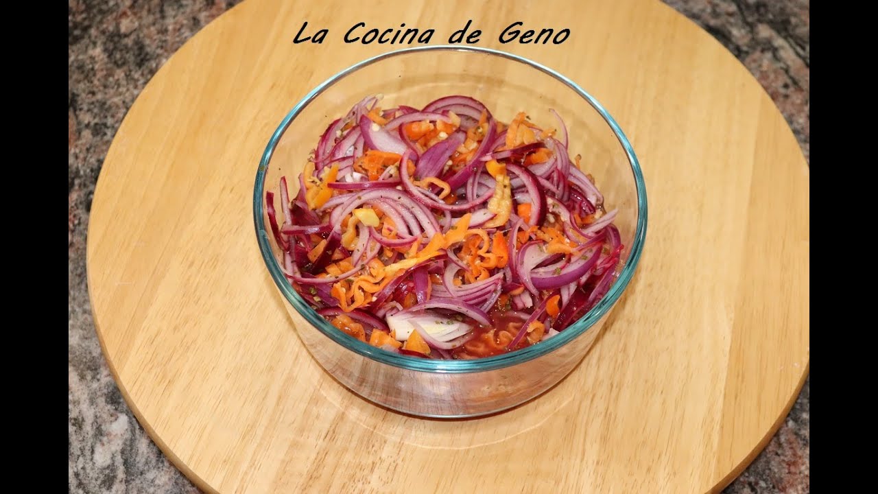 Curtido de Cebolla Morada y Chiles Habaneros