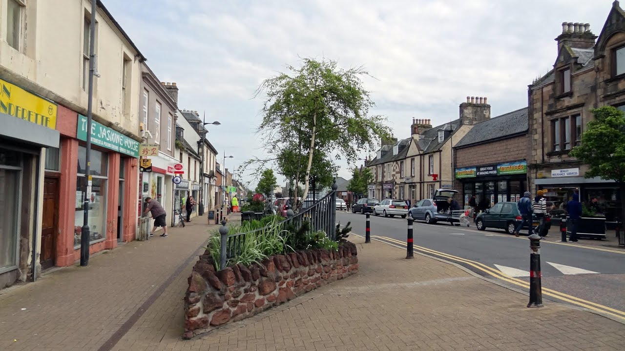 Invergordon - High St (with Ruby Princess)
