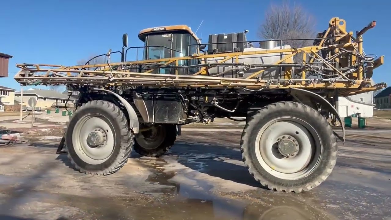 2013 RoGator 1100 Sprayer