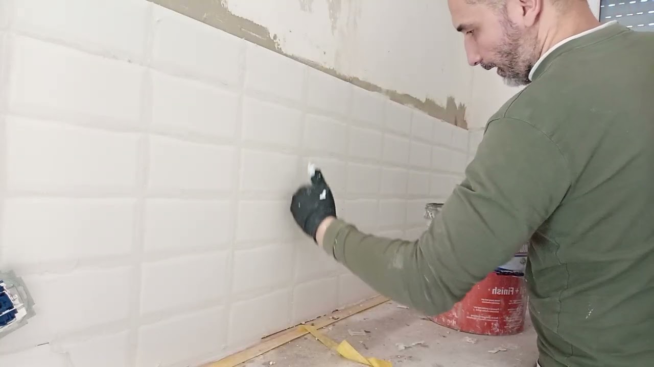 Anleitung kleine Fliesen verfugen und 2 mal säubern mit Wasser .
