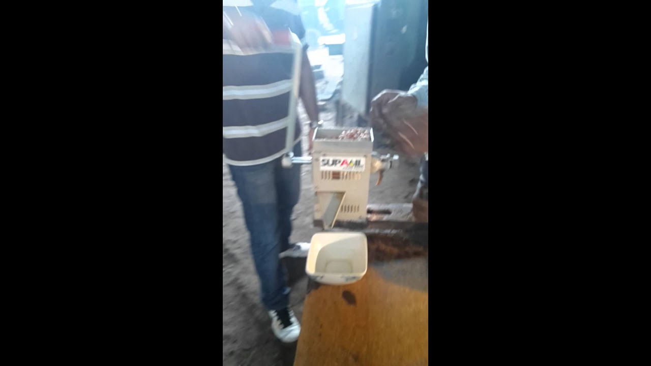 Hand oil expeller