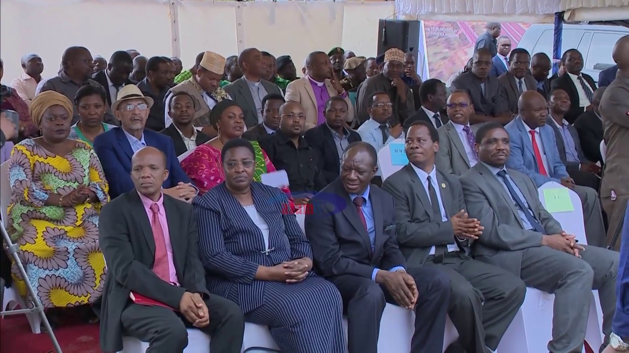 Tabasamu la Rais Magufuli kwa John Mnyika