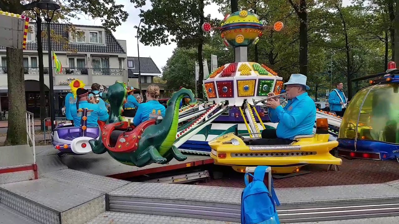 Dweilorkest Dinges in centrum Zuidlaren
