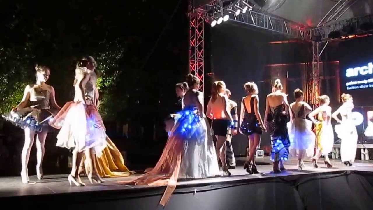 Architektura mody-modelki na wybiegu.