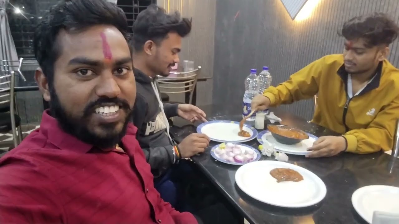 बऱ्याच दिवसांनी आम्ही मित्र सोबत जेवण केले 🤩🫂 #trendingvlogs #viralvlogs #frinds