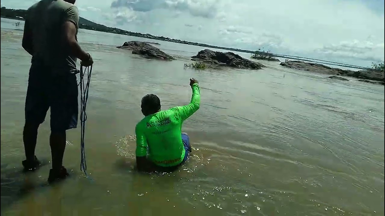😱😱 Pescaria perigosa na cachoeira. 