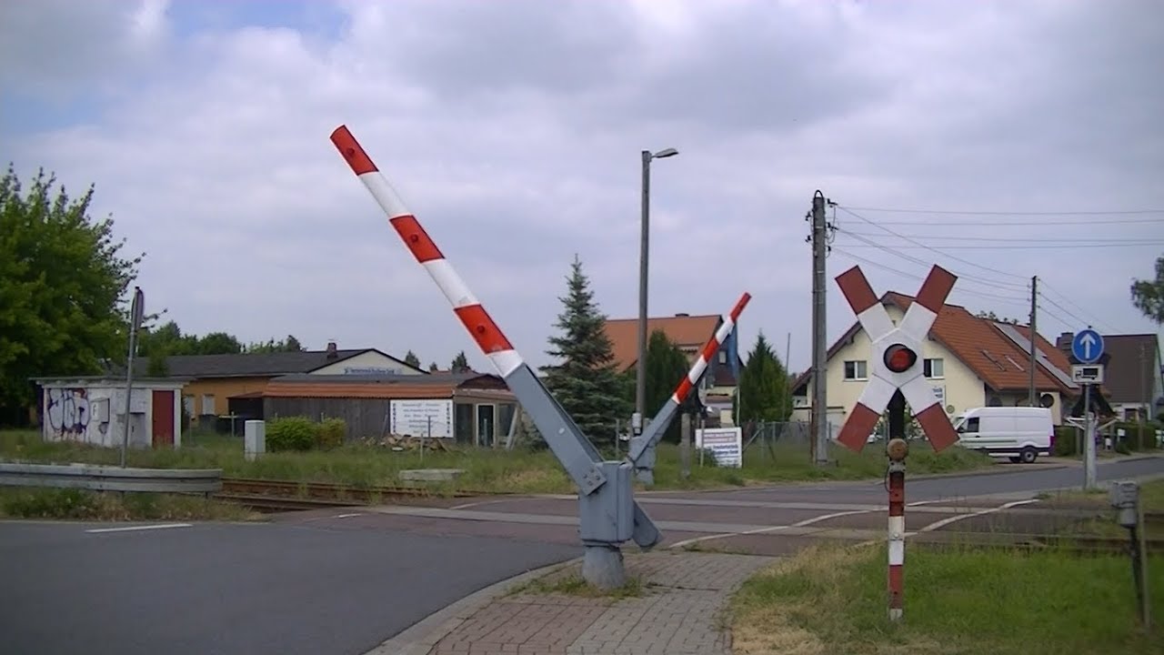 Spoorwegovergang Baalberge (D) // Railroad crossing // Bahnübergang