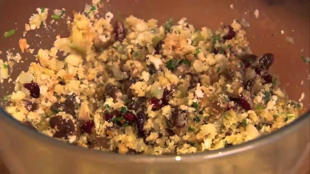 Сочная жареная индейка с начинкой из каштанов и сушеной клюквы от Невена Магуайра, рецепт 2015 года