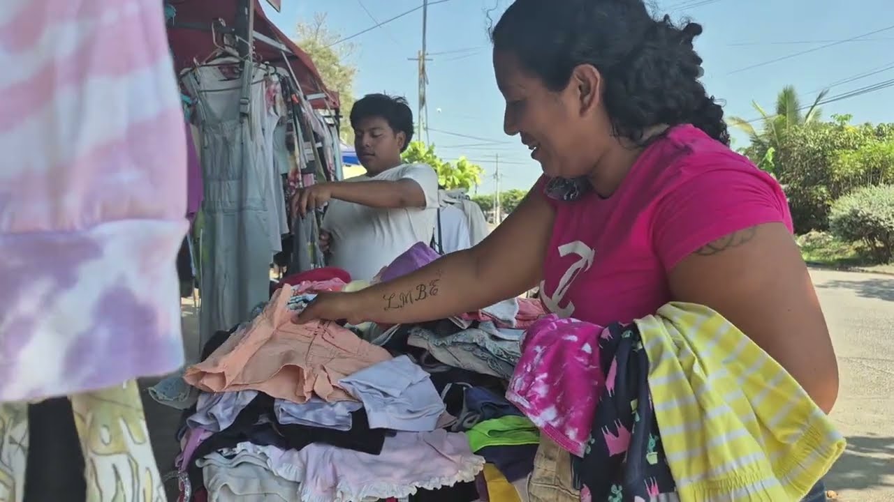 Todo el grupo se va a buscar ropa a la paca y toda la gente se ríe de ellos
