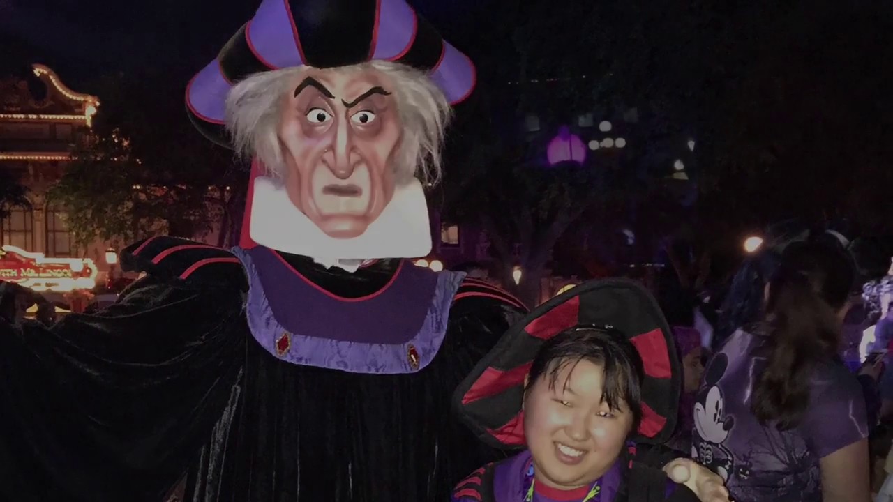 Disneyland Halloween 🎃 Oct 31, 2018 Judge Claude Frollo has arrived 🖤💜❤️