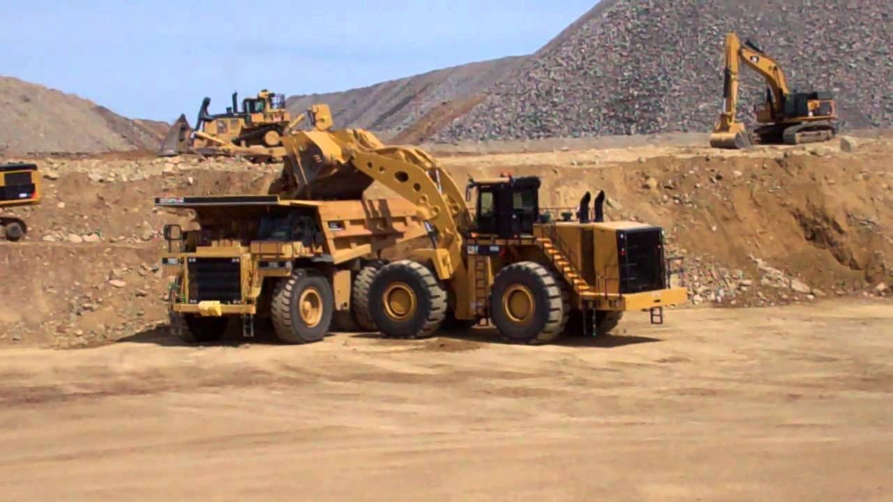 Caterpillar 993K loads a 785 haul truck