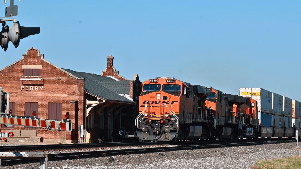 Day of Freight Trains | BNSF Freight on the ATSF in Perry, Oklahoma