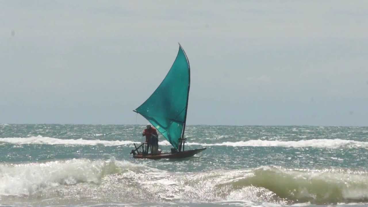 JANGADA CHEGOU NA PRAIA