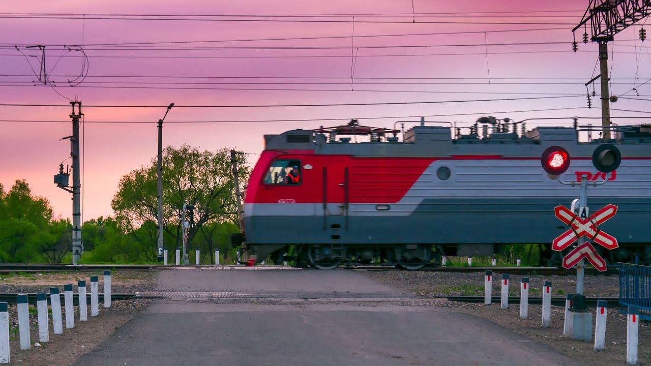 ЖЕЛЕЗНАЯ ДОРОГА. Красивый закат во время прохождения железнодорожного переезда