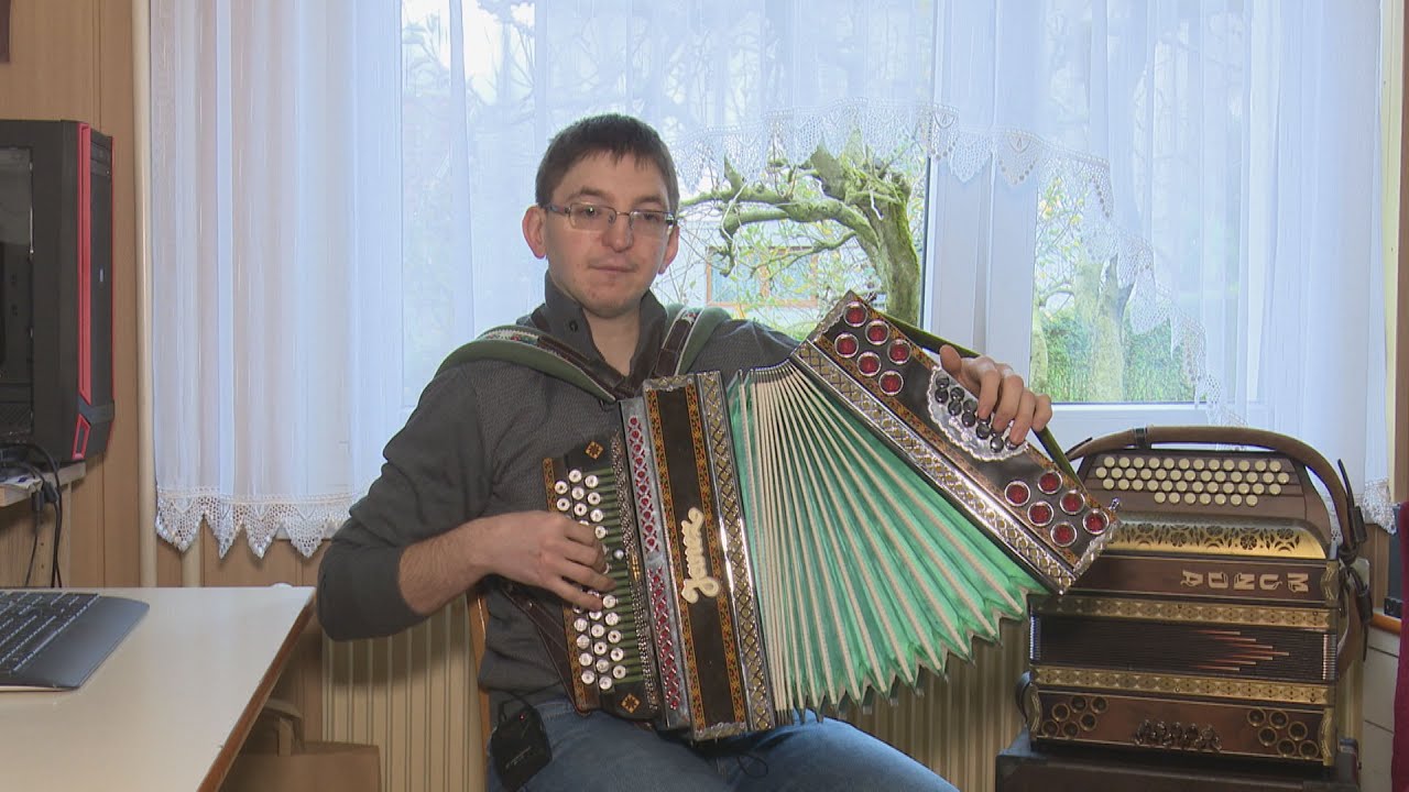 Močno naglušni harmonikar Miha