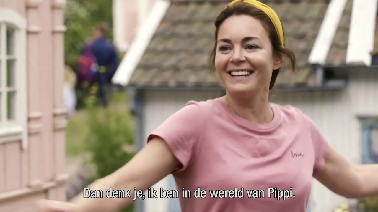 Dít grote dier kwamen Kim-Lian van der Meij en haar gezin op vakantie in Zweden tegen