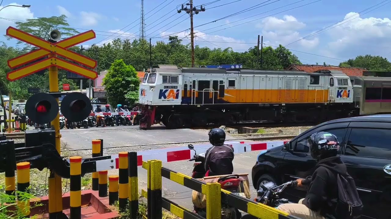 Palang pintu perlintasan kereta api || railroad crossing || ka Mataram 