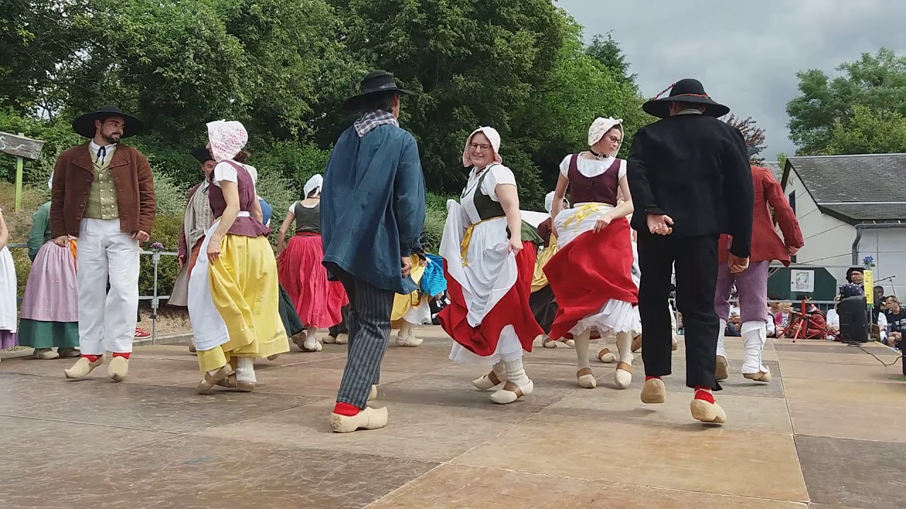 Danse folklorique avec Les Galvachers du Morvan  à Corancy (3)