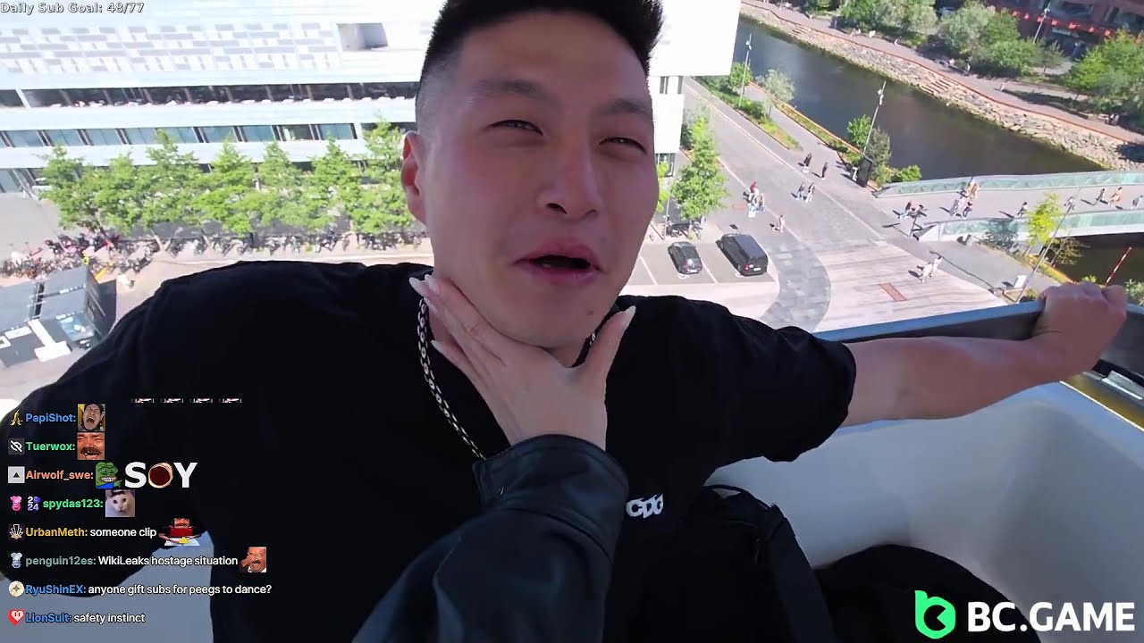 hello_kiko scares Peeguu on ride