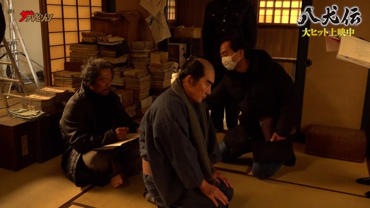 役所広司＆内野聖陽、クランクアップで熱い抱擁！八犬士キャストの貴重な撮影舞台裏も公開 映画『八犬伝』メイキング映像