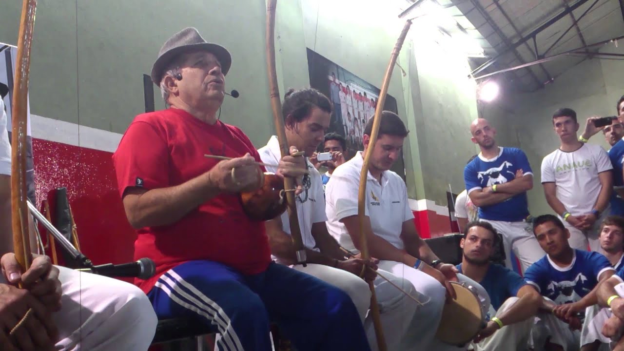 Mestre Suassuna cantando no evento 