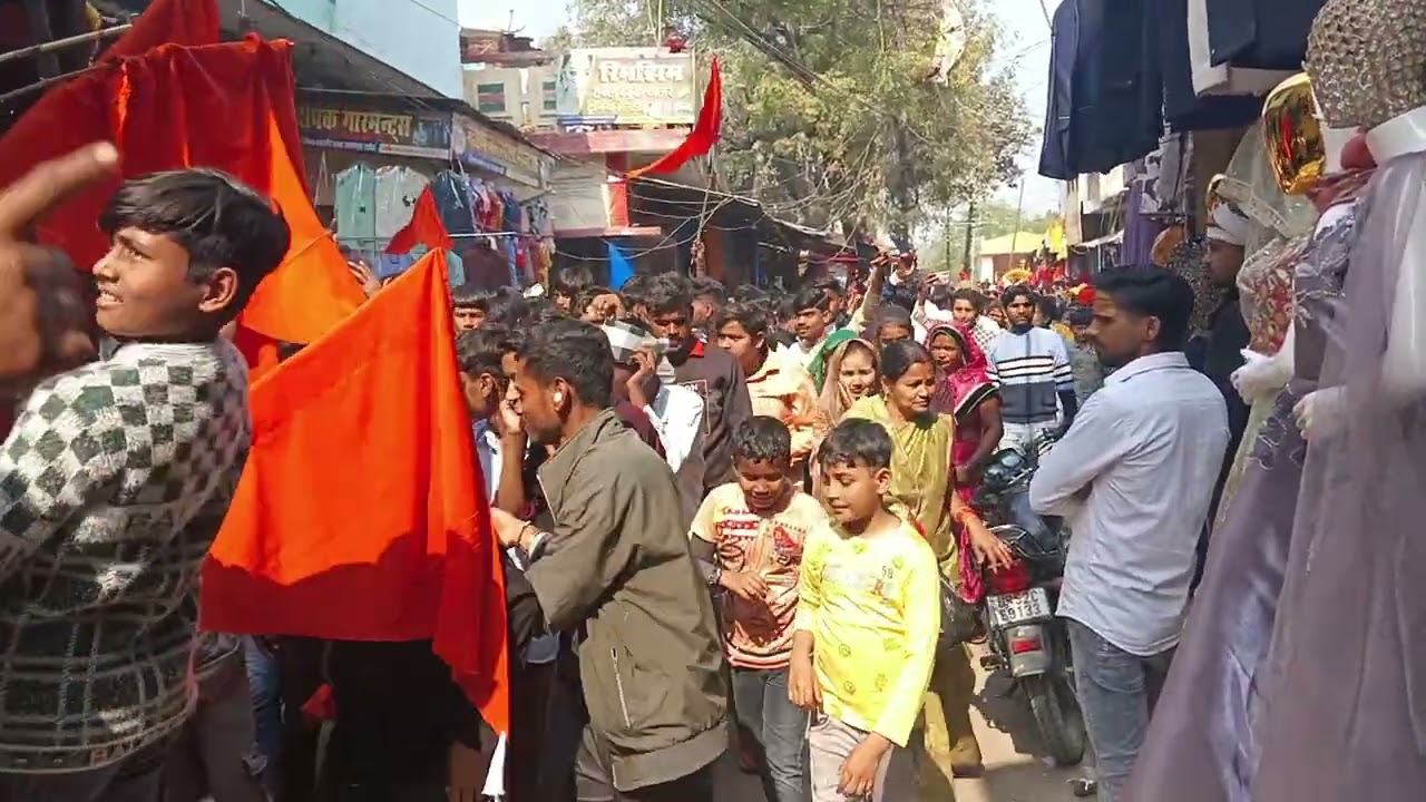 भटनी में आज शिवरात्रि के शुभ अवसर पर शंकर जी एवं पार्वती जी का भव्य यात्रा निकाला हजारों किसंख्या मे