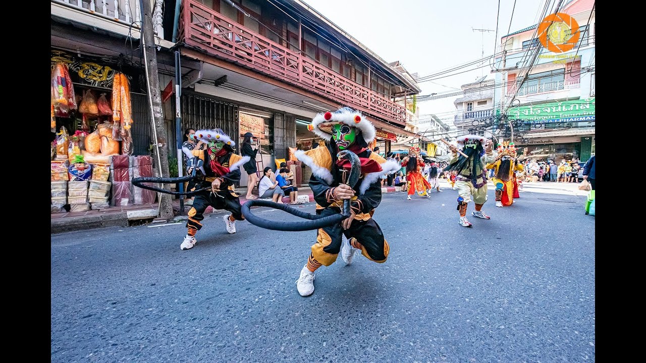 คณะเอ็งกอทั้งสามคณะโชว์หน้าประธานในงานบุญกลางบ้าน อำเภอพนัสนิคม ประจำปี 2566