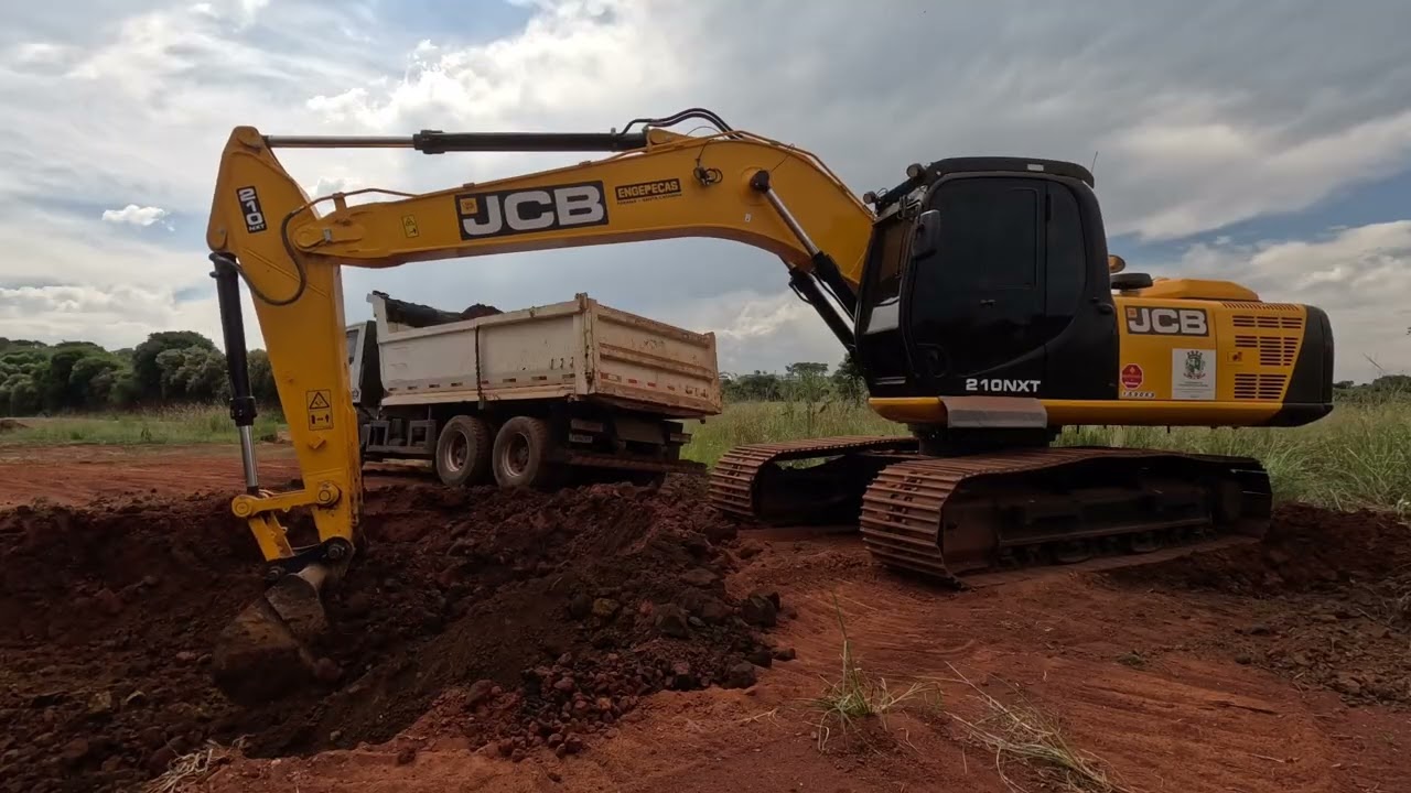 Carregando caminhões com a escavadeira JCB 210