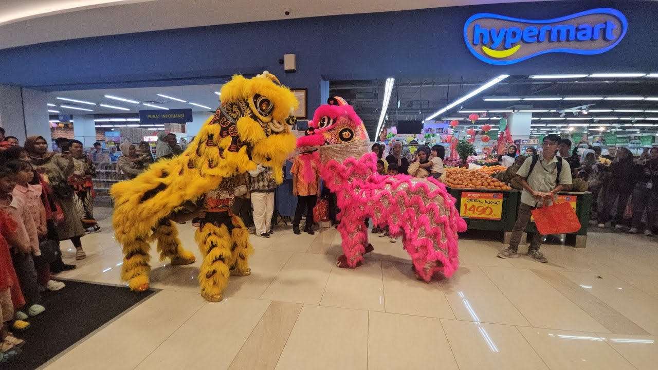 Melihat pertunjukkan barongsai #barongsai #kudaapi