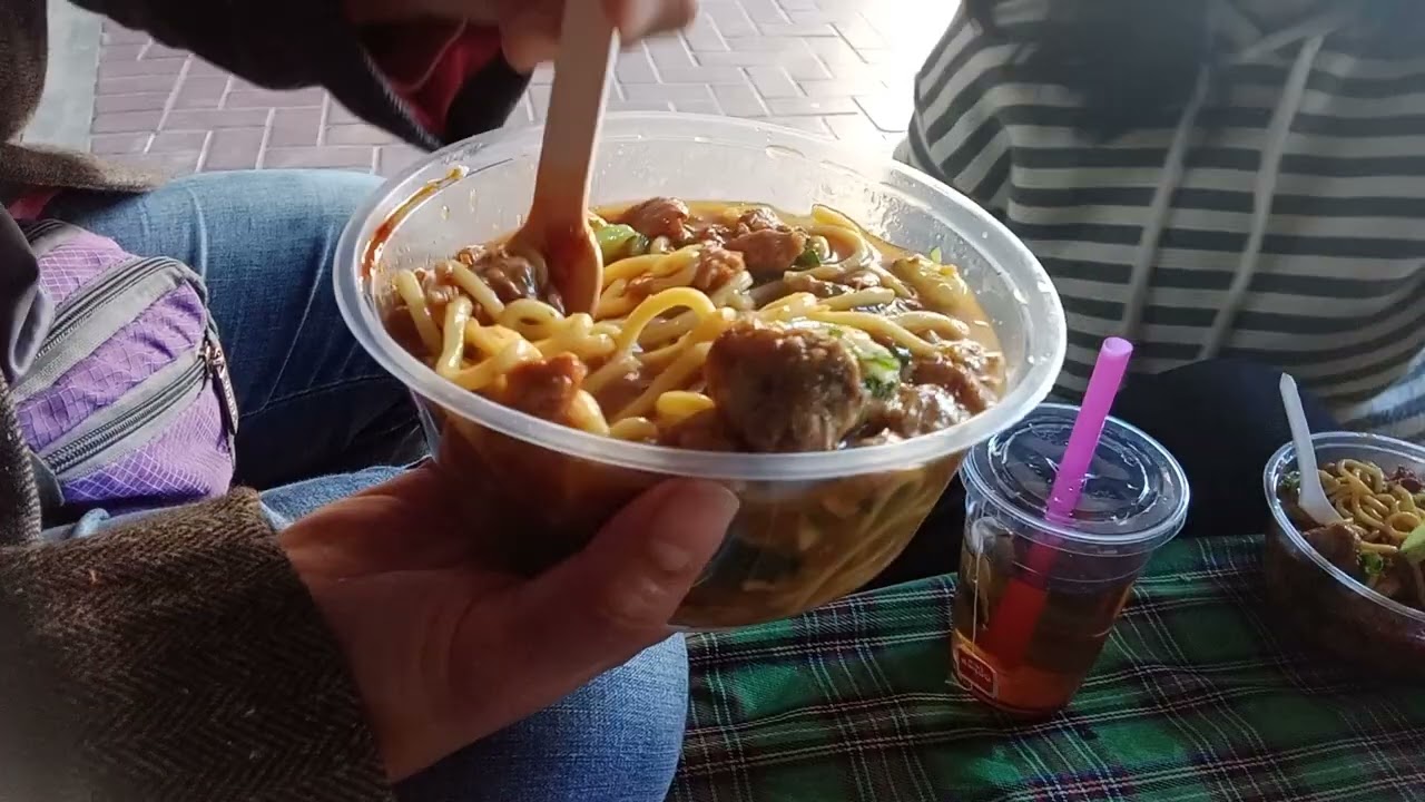 Lagi menikmati kuliner mie ayam di bawah jembatan di Hongkong 