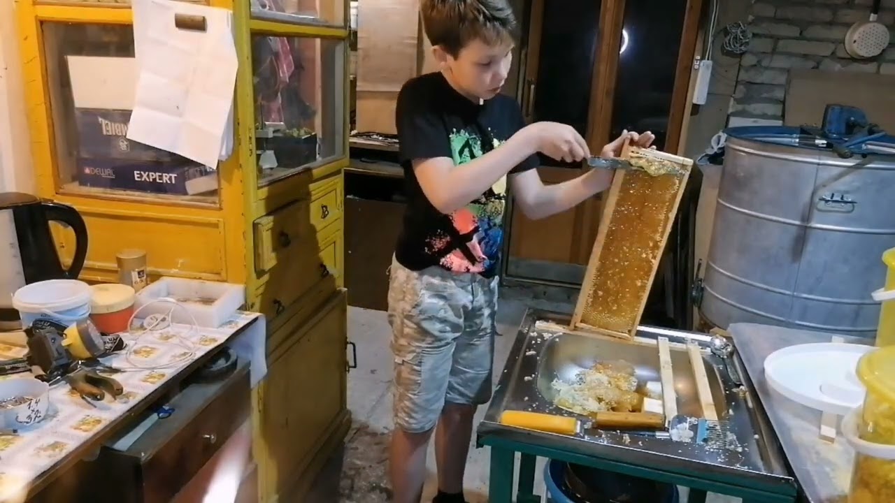 Чем лучше распечатывать соты. Способы снятия забруса.