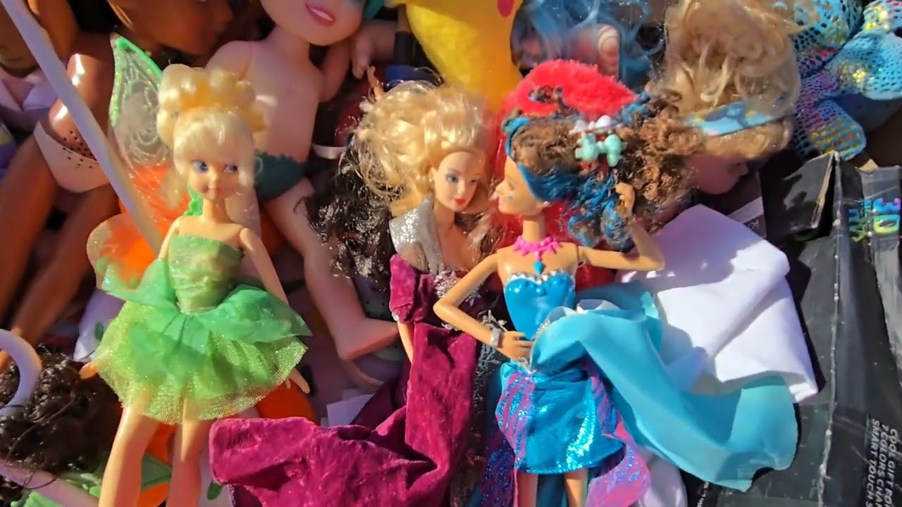 #chachareando en el #tianguis encontré Barbies actuales y antiguas