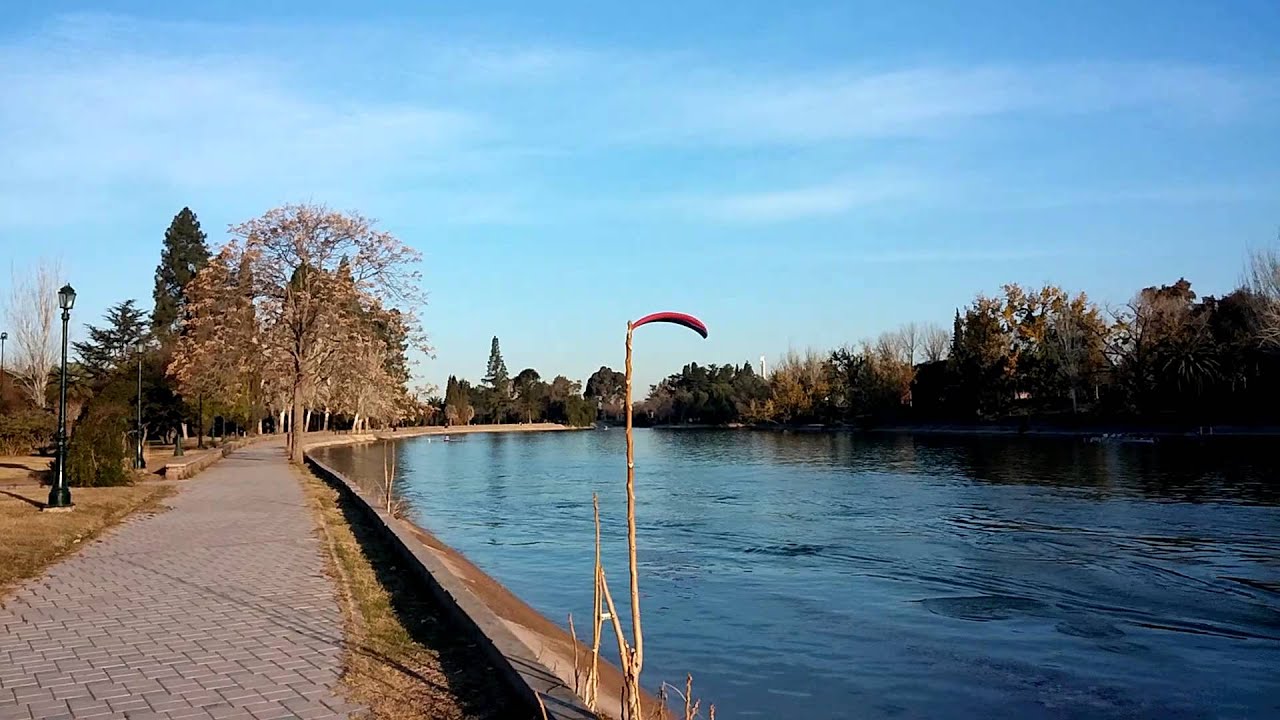 Parapente a motor sobre el lago del Parque