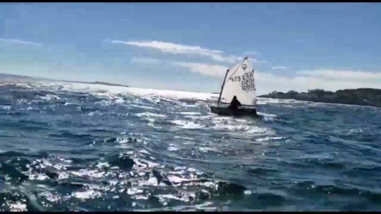 Optimist navegación en ceñida