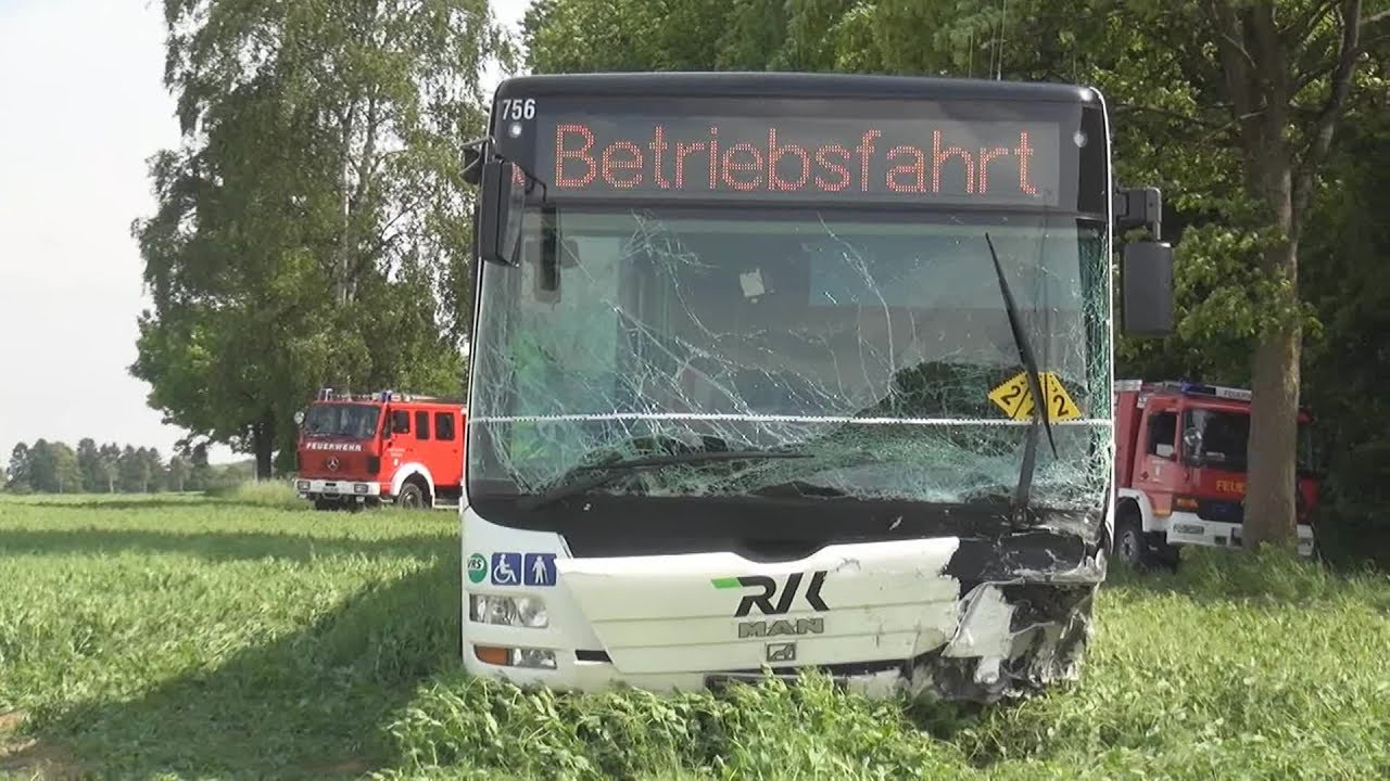 PKW in Gegenverkehr gegen Linienbus - 2 Tote - 5 Verletzte in Wachtberg-Berkum am 23.05.17 + O-Ton