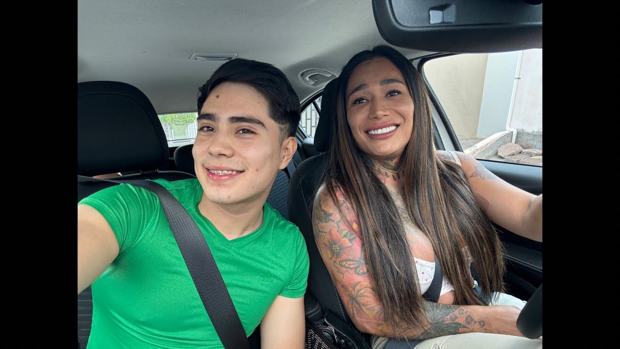 Kary Torres Oficial est&aacute; en vivo con mi sobrina la pasivis vamos a comprar para mi cel nuevo