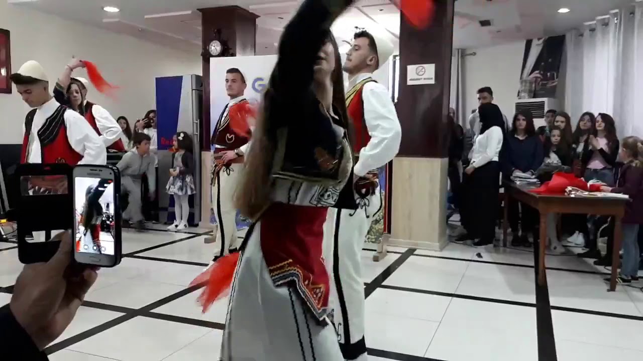 Valle nga nxenesit e shkolles Adem Haxhija