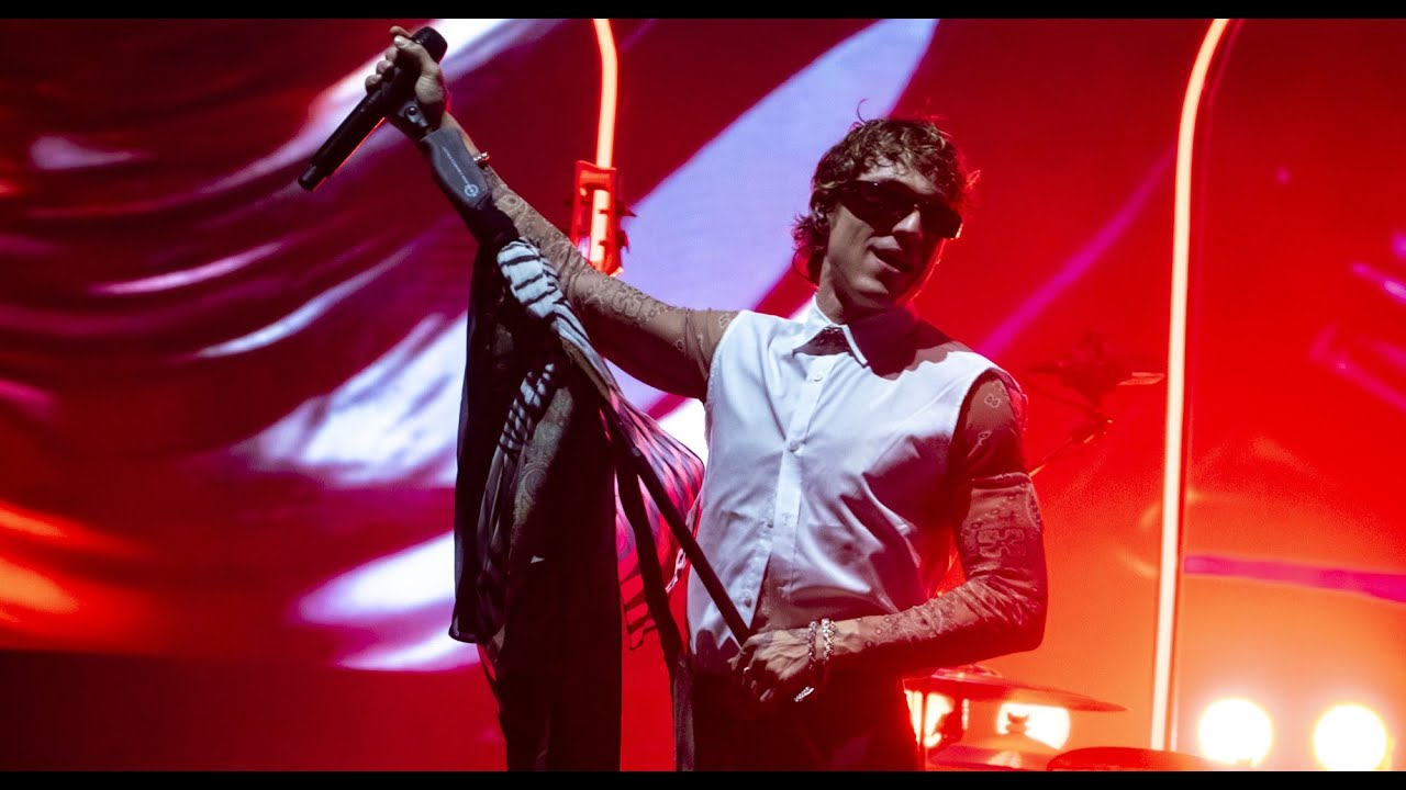 Irama conquista piazza Napoleone: show all'esordio a Lucca