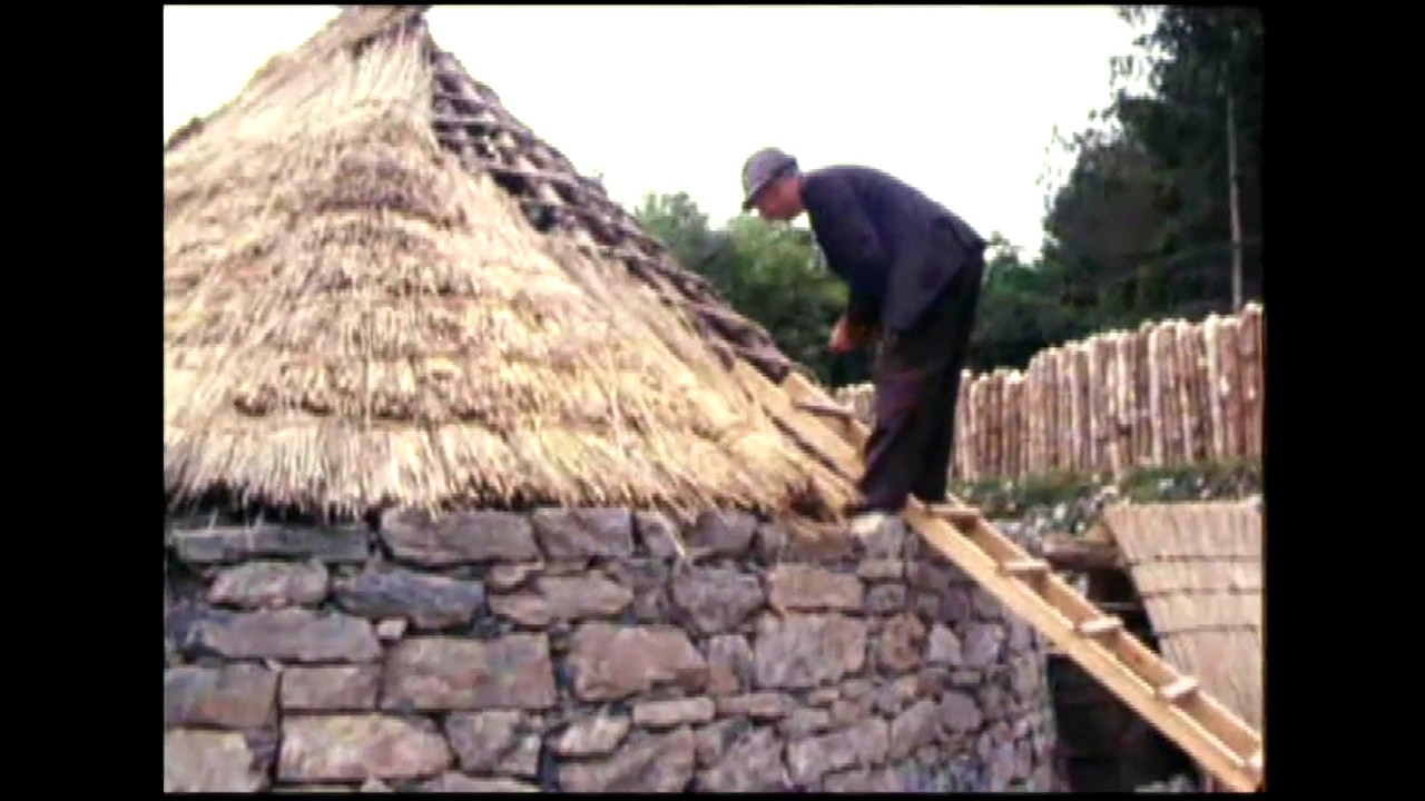 Das alte Handwerk des Reetdachdeckens, Irland 1976