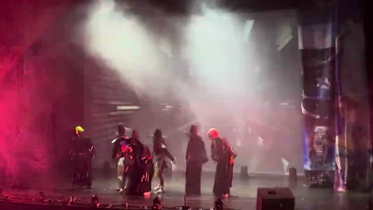 Otra canción de las guerreras k-pop en ele teatro (no tengo los derechos de la música ) 