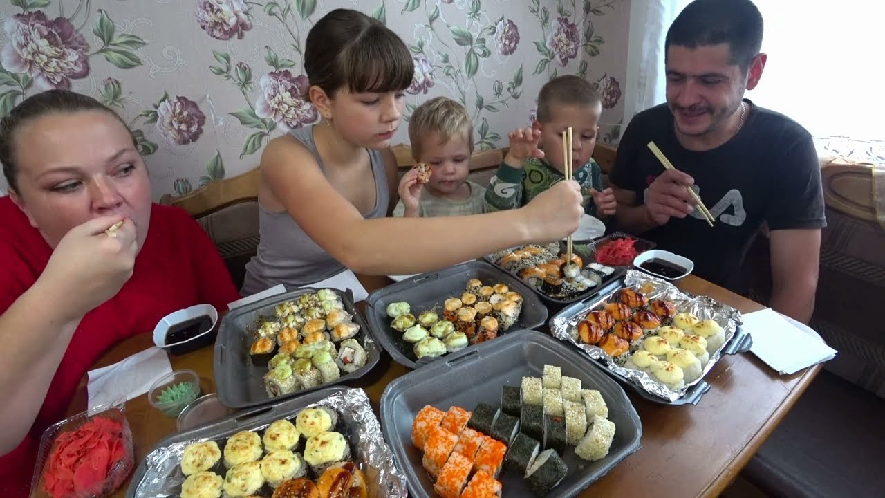 мукбанг РОЛЛЫ. ракурс подкачал