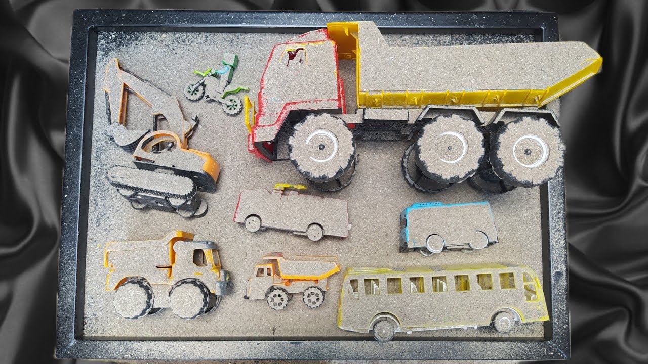 Membersihkan mainan Mainan kotor penuh pasir ada mobil truk excavator bus sekolah tayo damkar